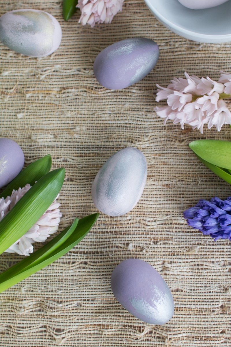 Pretty chalk painted DIY Easter Eggs via Finding Silver Pennies