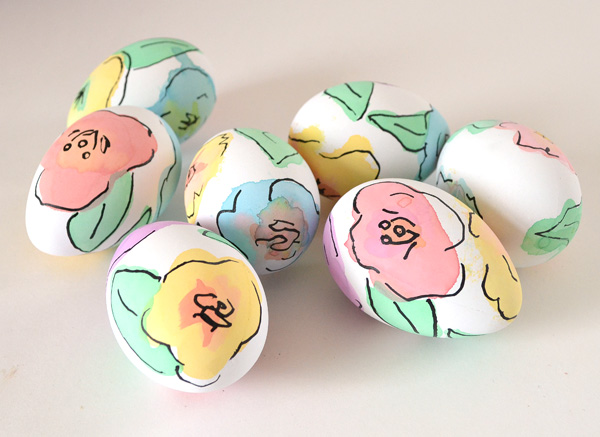 Watercolor floral easter eggs via Dream a little bigger